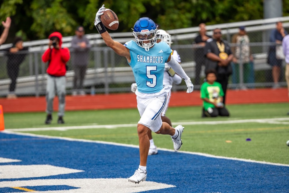 Detroit Catholic Central’s Samson Gash reaches the end zone during his team’s win over Warren De La Salle Collegiate. 