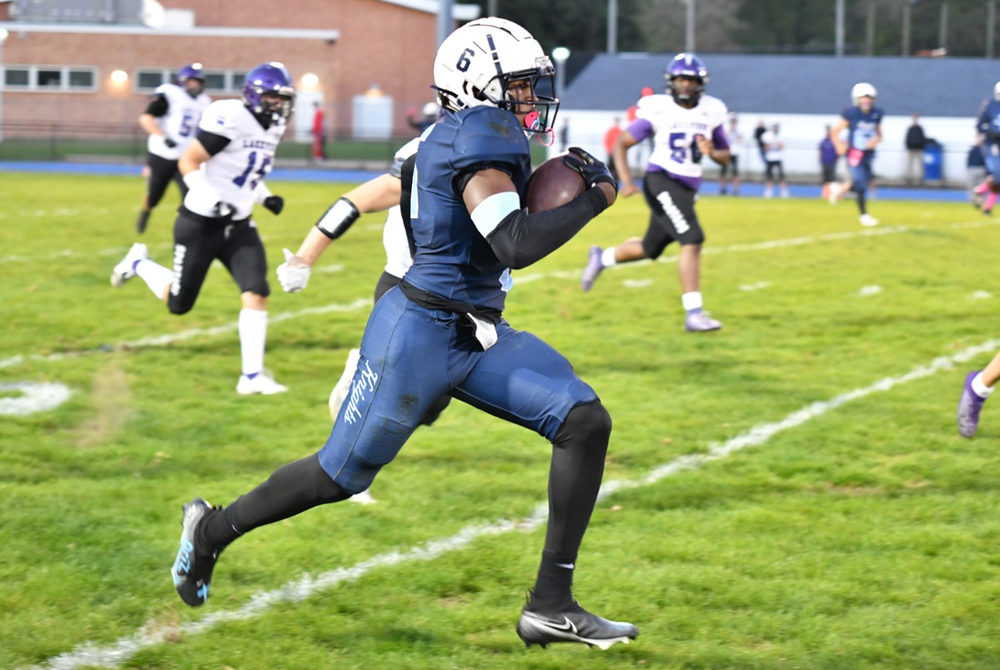 Kalamazoo Loy Norrix’s David Jones (6) sprints down the sideline during a Week 6 win over Battle Creek Lakeview. 