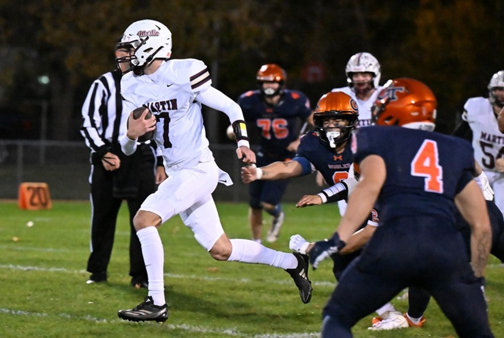 Martin’s Gavin Meyers (7) breaks through a gap in the Gobles defense Friday. 