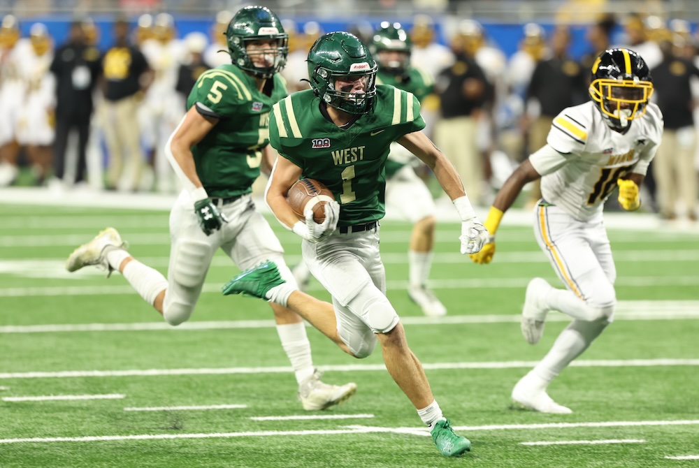 Zeeland West’s Keaton Hendricks (1) breaks into the open field during his team’s Division 3 championship win. 