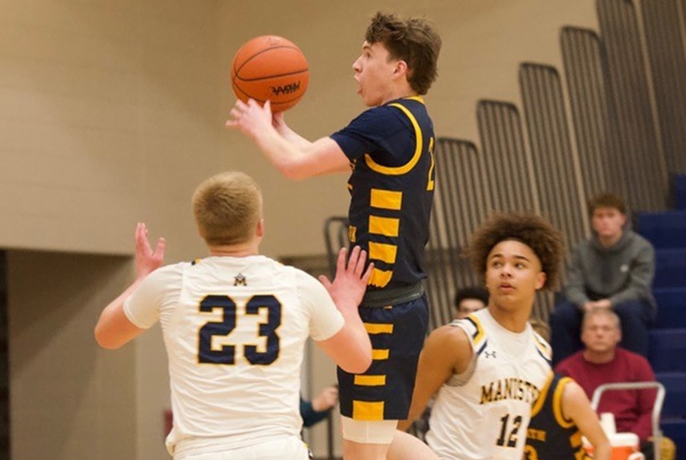 North Muskegon’s Adam Dugener splits a pair of Manistee defenders to get to the basket. 