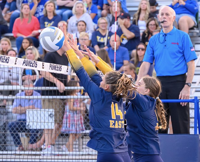 A pair of Pioneers work to get their hands on a kill attempt. 