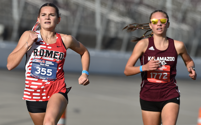 Romeo’s Natalia Guaresimo (355) and Kalamazoo Central’s Annie Alkema surge toward the finish line. 