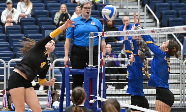 The Mountaineers’ Sarah Bradley (4) sends a spike into the block of Rachel Kalamaros (3) and another Lakers teammate.