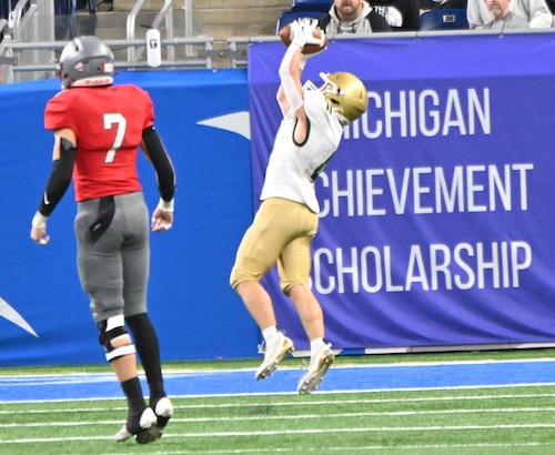 The Fighting Irish’s Billy Collins (4) pulls in a touchdown pass. 