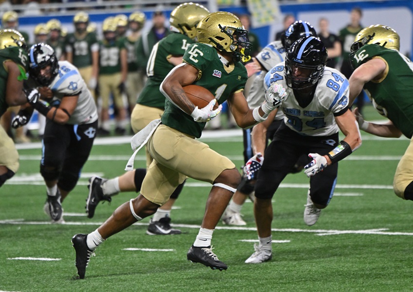 Lumen Christi's Kadale Williams (1) works to get to the edge against Lansing Catholic. 