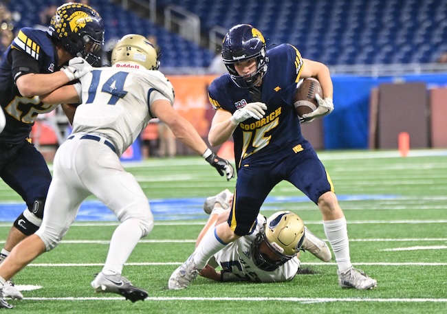 The Martians’ Thomas Niles (15) works to pull away from a Niles defender.